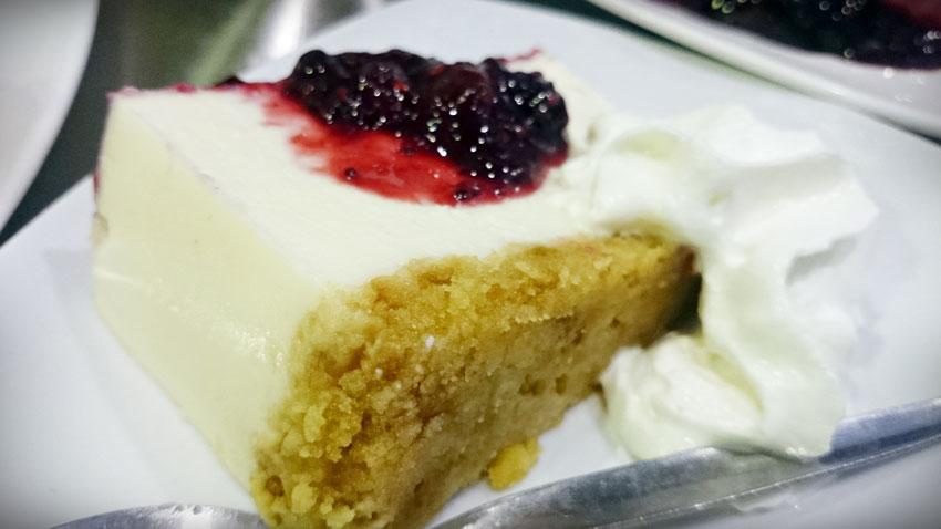 Postres con cucjada y frutos rojos