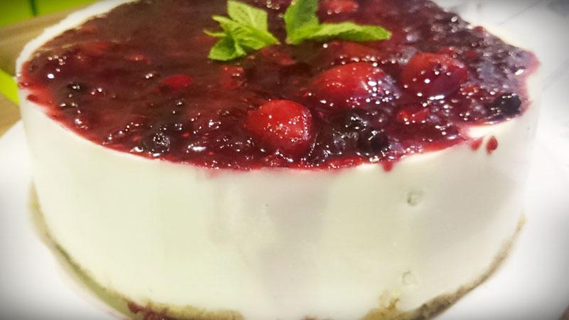 Tarta cremosa de queso con frutos rojos