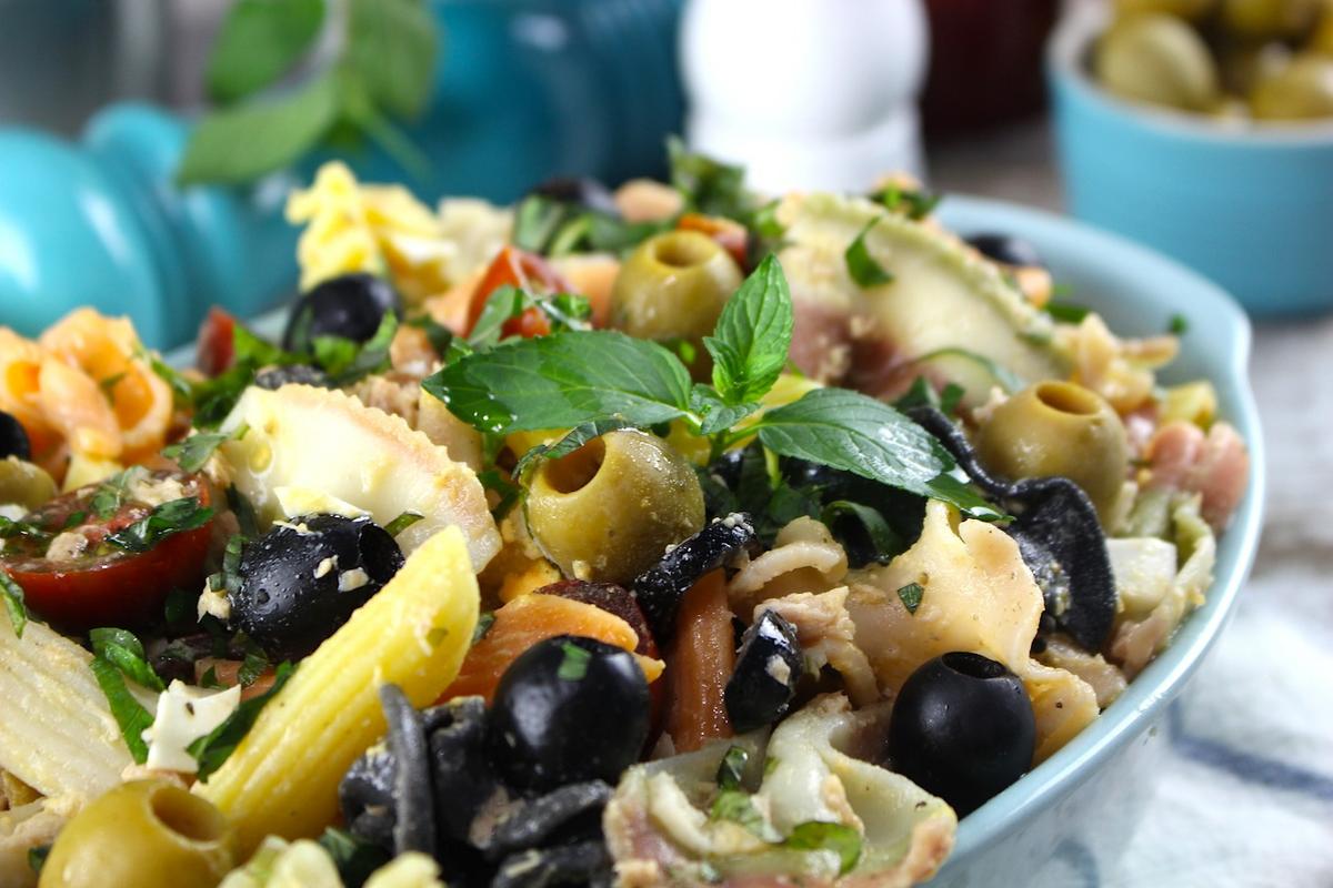 Ensalada de pasta con atún, aceitunas y menta
