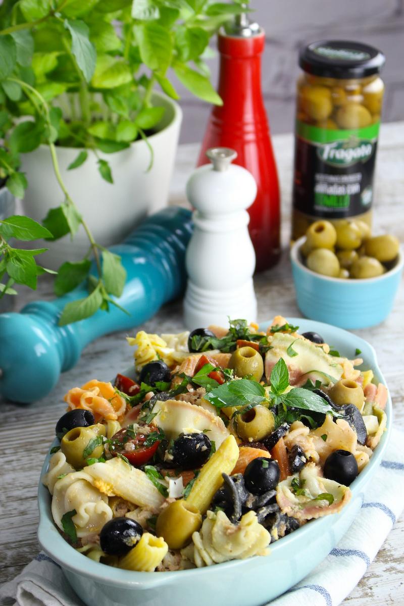 Ensalada de pasta con atún, aceitunas y menta
