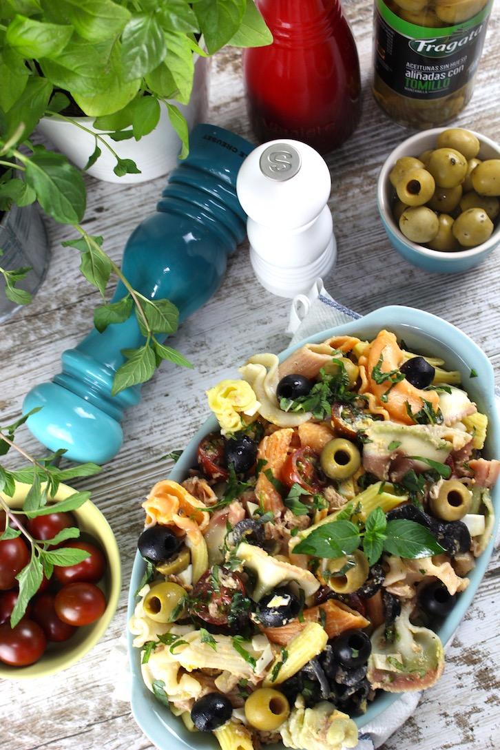 Ensalada de pasta con atún, aceitunas y menta