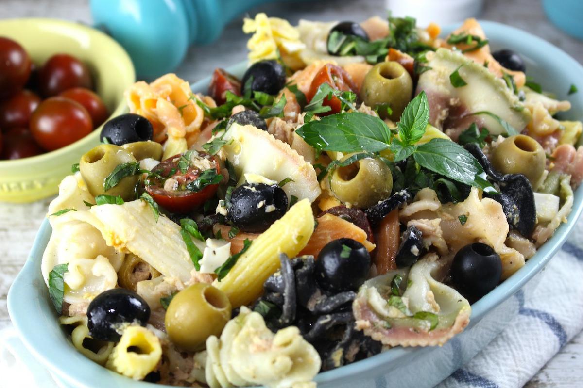 Ensalada de pasta con atún, aceitunas y menta