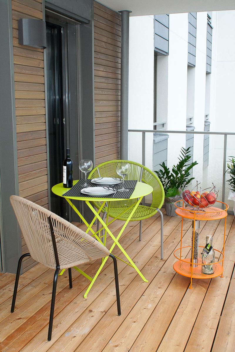Terraza con sillas flúor amarilla y naranja