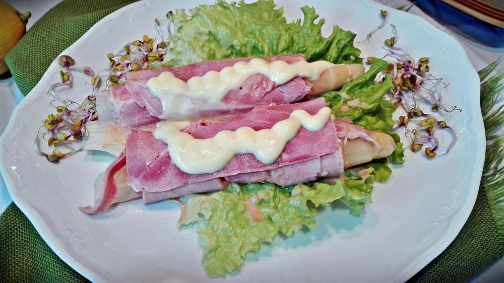 Ensaladas con espárragos y jamón de York
