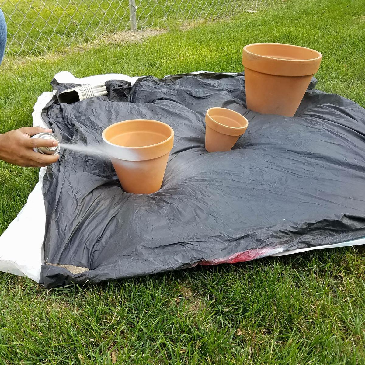 DIY Como pintar bases de arcilla para decorar el jardin