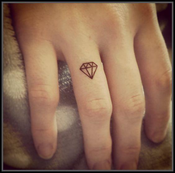 tatuaje pequeño de diamantes
