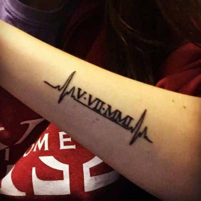 numeros y onda de sonido tatuados