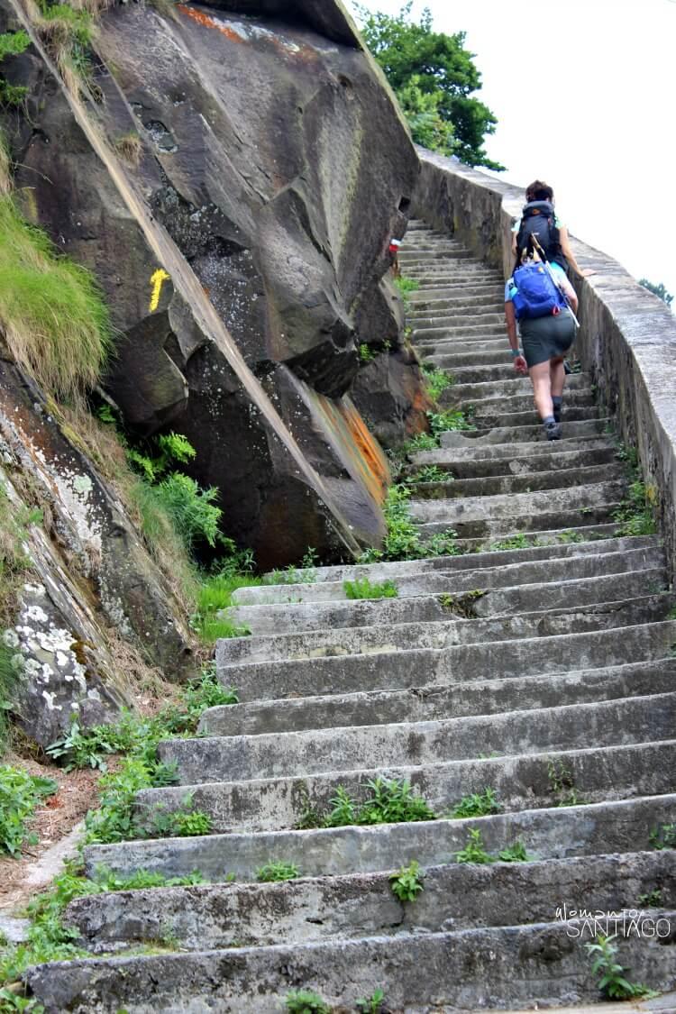 peregrinos subiendo una escalera de piedra