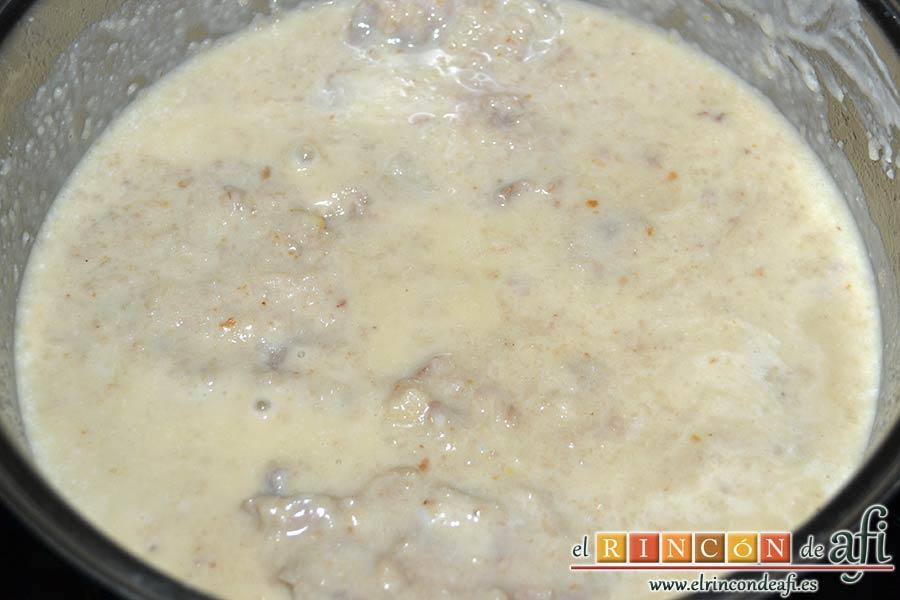 Filetes de ternera al cava, añadir la nata (crema de leche) y dejar cocinar 5 minutos más