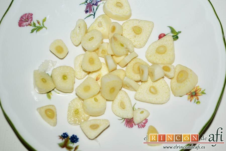 Filetes de ternera al cava, laminar los ajos