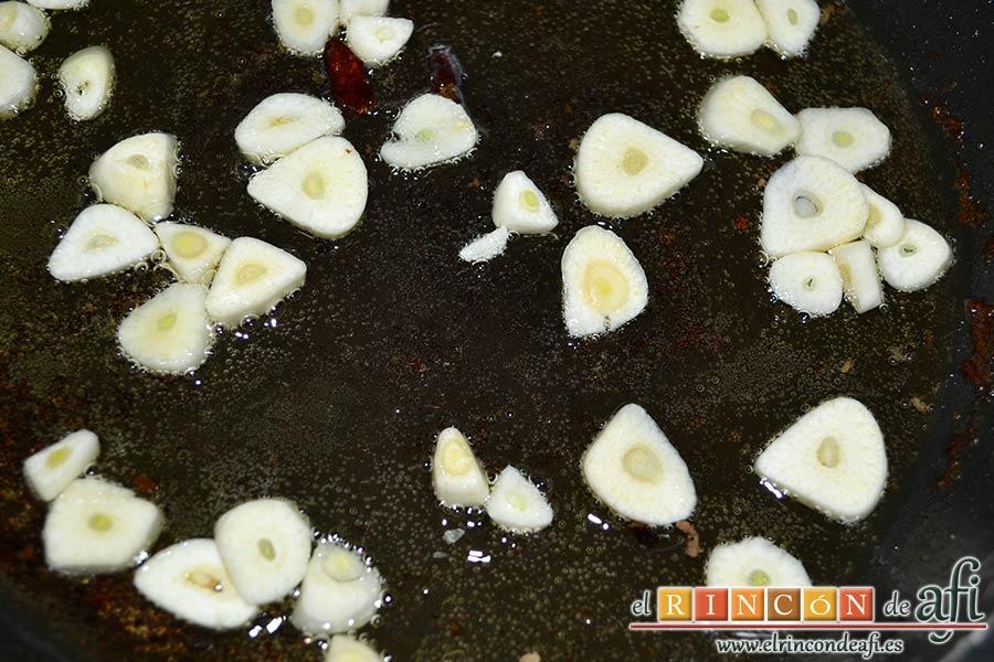Filetes de ternera al cava, en el mismo aceite de freír los filetes, dorar los ajos junto con dos guindillas
