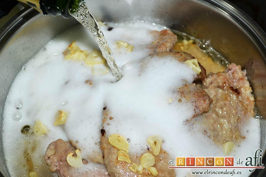 Filetes de ternera al cava, echar el cava sobre la carne
