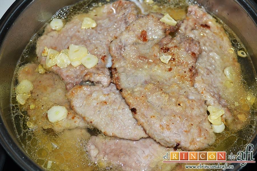 Filetes de ternera al cava, dejar que cueza unos 10 minutos a fuego moderado