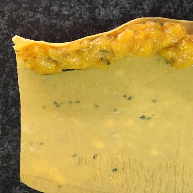 Deja una línea de relleno, de 1-2 cm de grosor para hacer los ravioles.