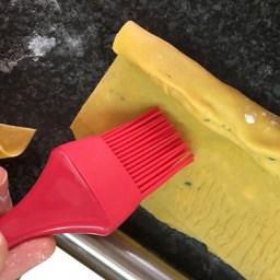 El agua pega la pasta para que no se desarmen los ravioles.