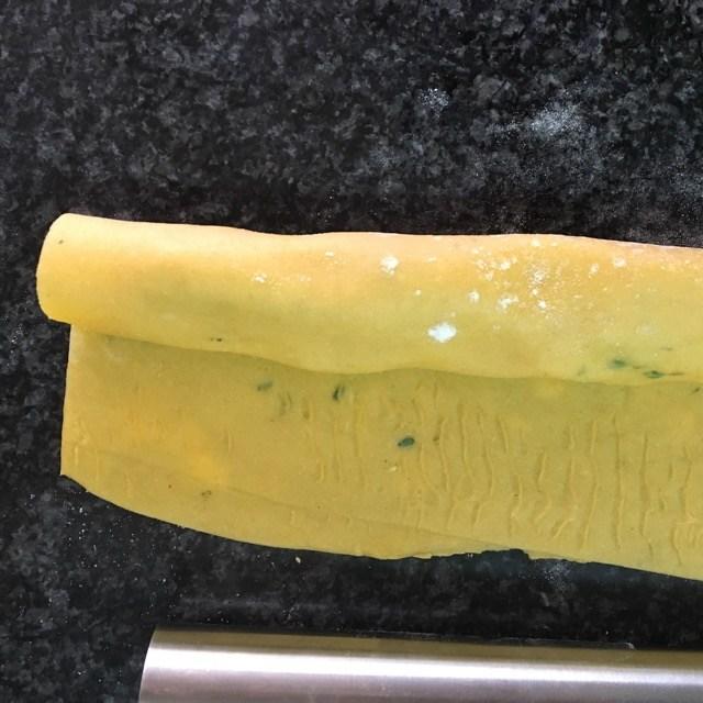 Listo el tubo de pasta con relleno de ravioles