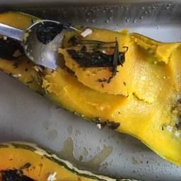 Saca el relleno de la calabaza asada con una cuchara
