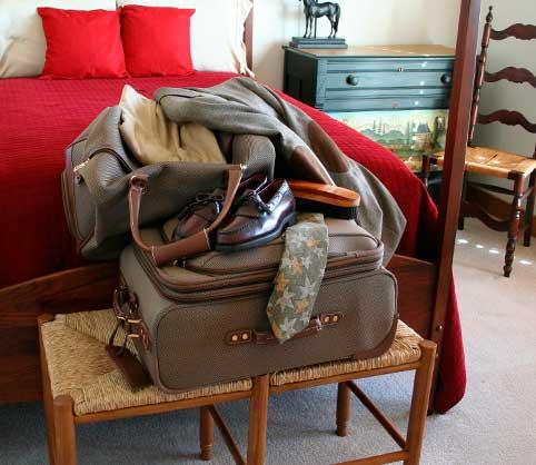 maleta-vacaciones-avion-ropa-vuelos-baratos-maleta-en-la-habitacion-con-bolso-de-mano