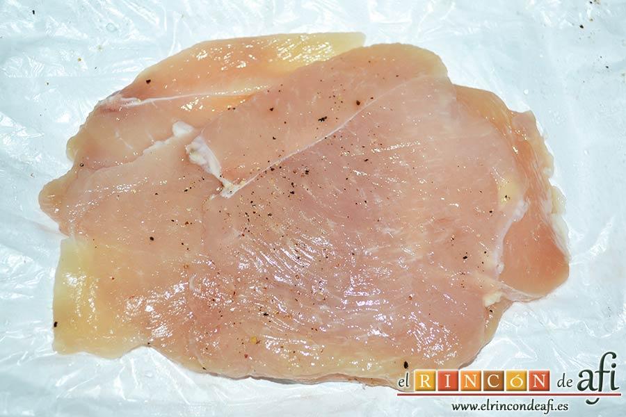 Ensalada con vegetales, pollo, bacon y queso, filetar y salpimentar media pechuga de pollo