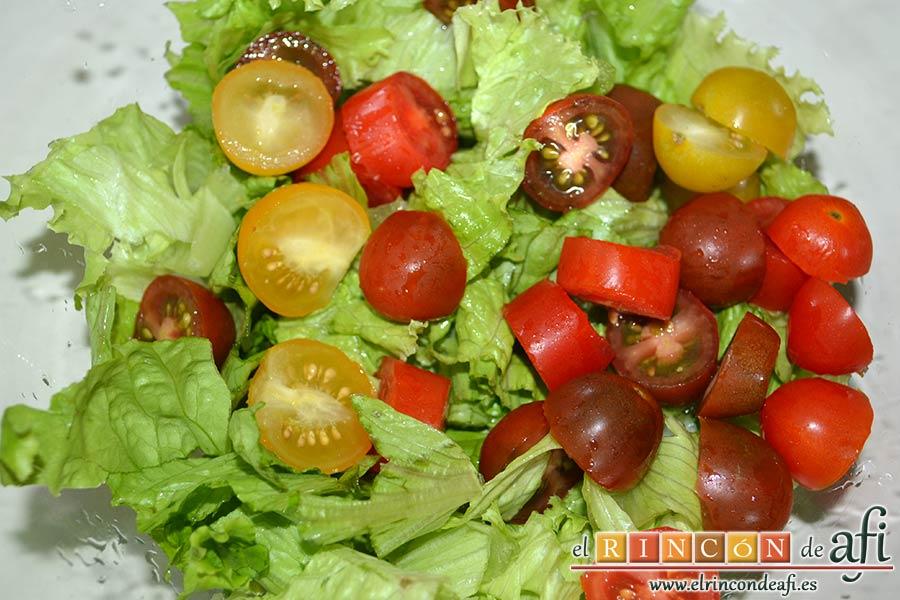 Ensalada con vegetales, pollo, bacon y queso, trocearlos y añadirlos a la lechuga