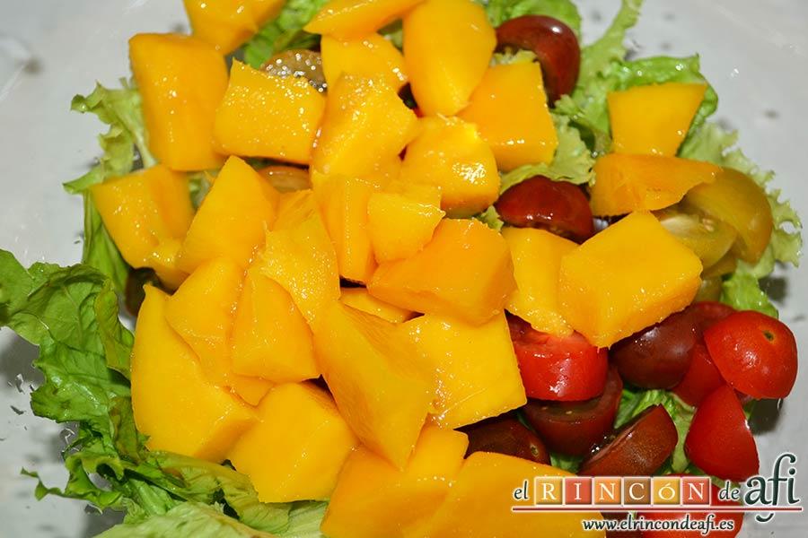 Ensalada con vegetales, pollo, bacon y queso, pelar la manga, cortar en cubitos y añadir al bol