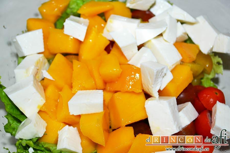 Ensalada con vegetales, pollo, bacon y queso, añadir el queso cortado en cubitos