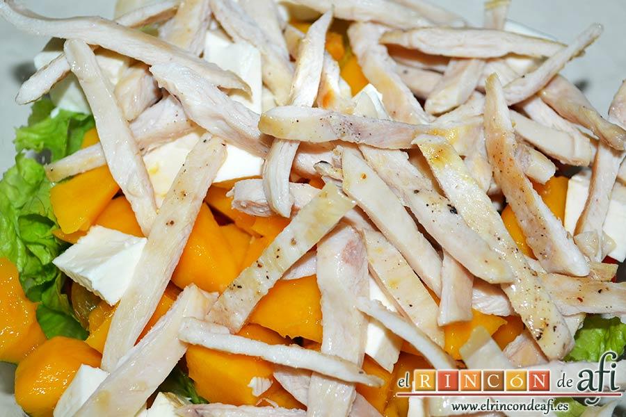 Ensalada con vegetales, pollo, bacon y queso, añadir las tiras de pollo