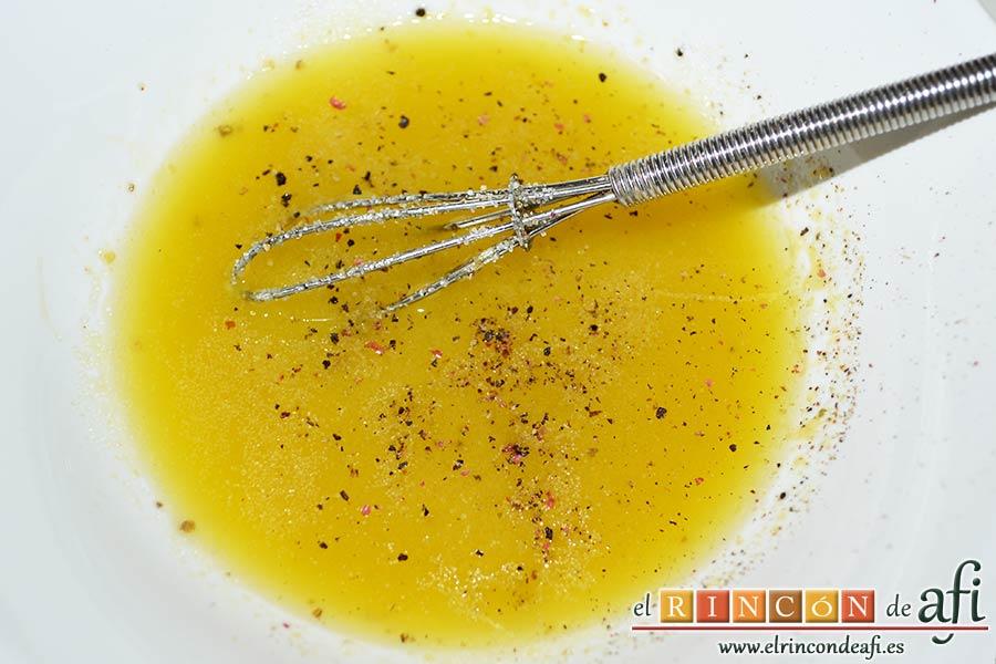 Ensalada con vegetales, pollo, bacon y queso, preparar el aliño colocando en un bol el zumo de medio limón, una cucharadita de mostaza de Dijon, sal, pimienta y aceite de oliva