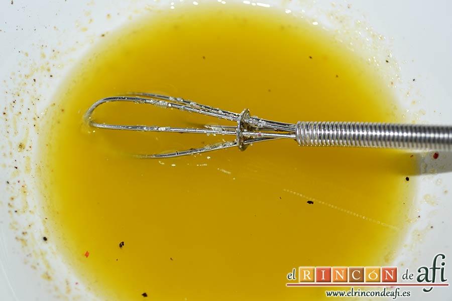 Ensalada con vegetales, pollo, bacon y queso, mezclar bien con varillas