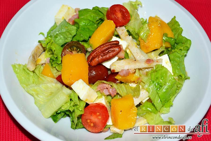 Ensalada con vegetales, pollo, bacon y queso, sugerencia de presentación