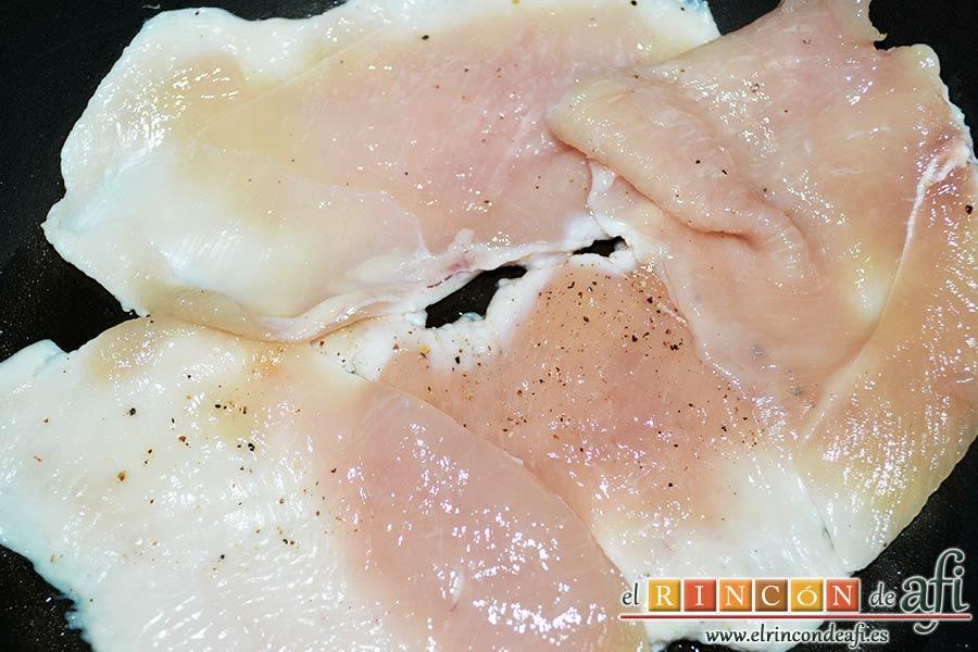 Ensalada con vegetales, pollo, bacon y queso, hacerlas a la plancha