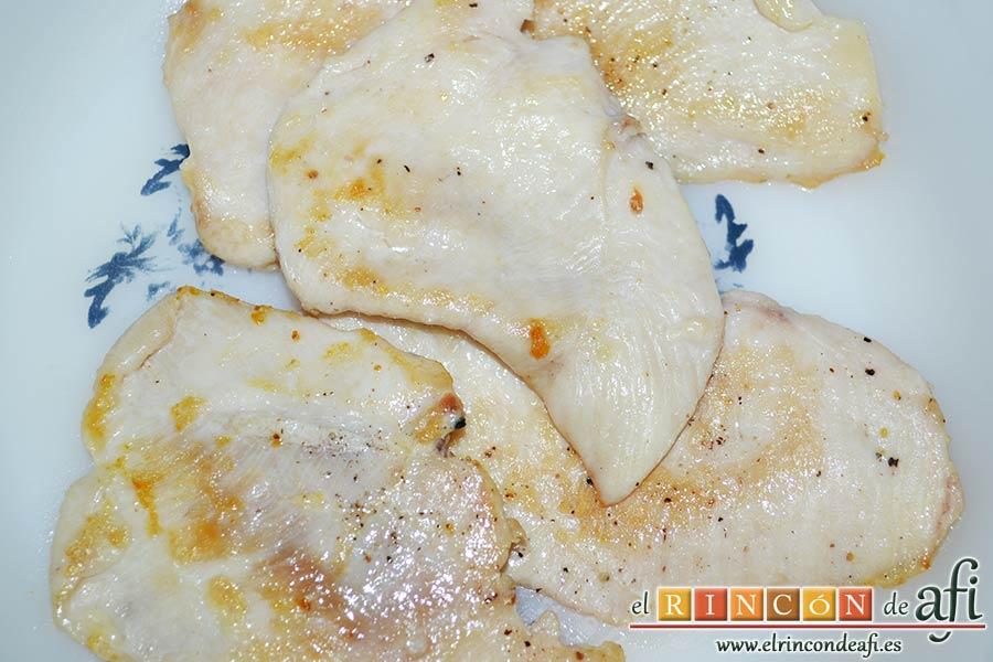 Ensalada con vegetales, pollo, bacon y queso, una vez doraditas, ponerlas a enfriar en un plato