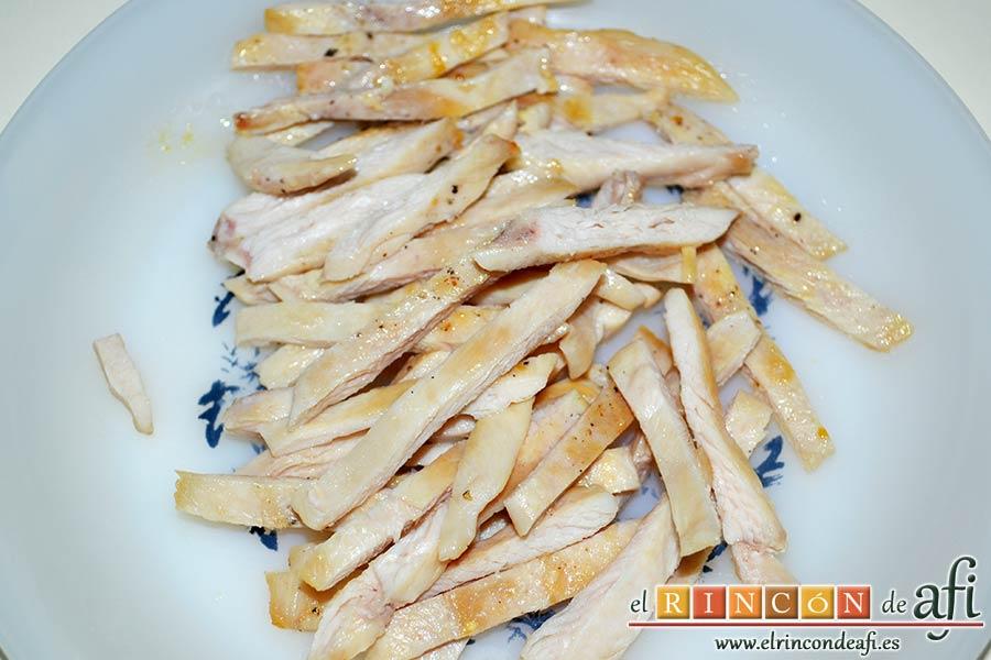 Ensalada con vegetales, pollo, bacon y queso, cortarlas en tiritas