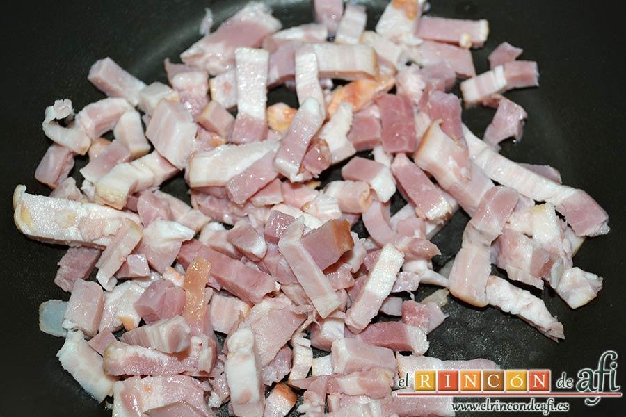 Ensalada con vegetales, pollo, bacon y queso, en otra sartén sin nada de aceite hacemos el bacon