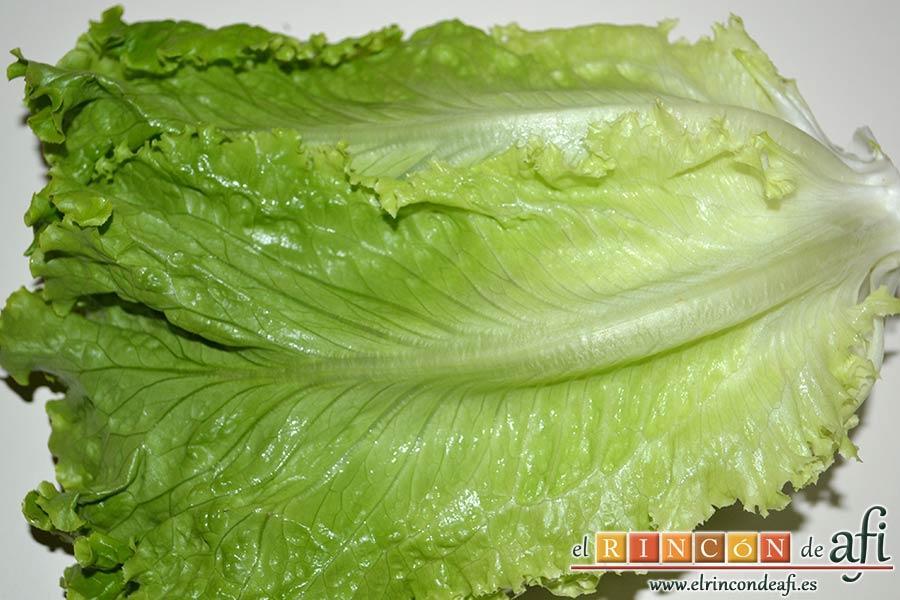 Ensalada con vegetales, pollo, bacon y queso, lavar las hojas de lechuga