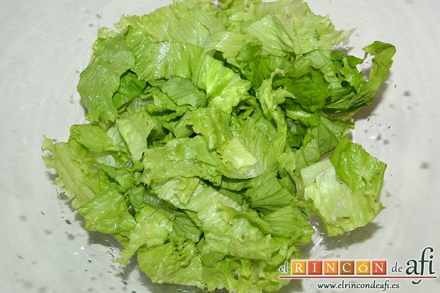 Ensalada con vegetales, pollo, bacon y queso, picarlas y ponerlas en un bol