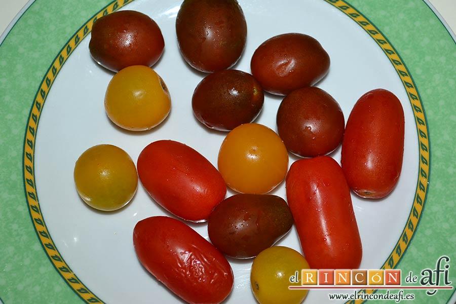 Ensalada con vegetales, pollo, bacon y queso, lavar los tomates cherry