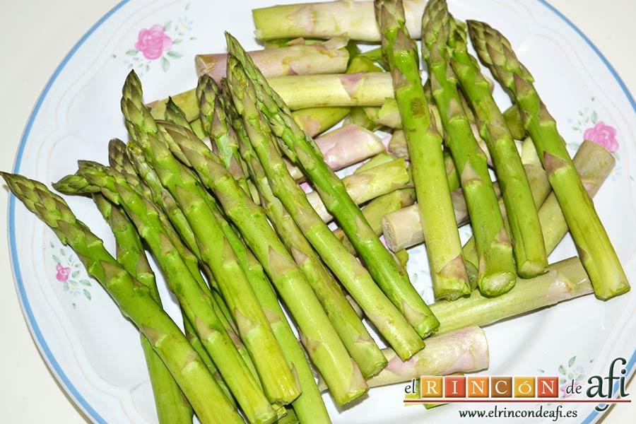 Sopa de espárragos verdes, lavar bien los espárragos trigueros, partiendo con las manos la parte leñosa