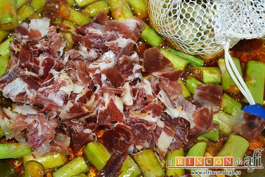 Sopa de espárragos verdes, volver a poner el caldero al fuego y añadimos los espárragos verdes troceados y el jamón serrano troceadito