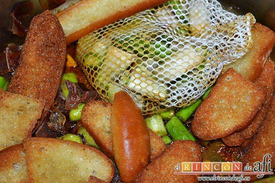 Sopa de espárragos verdes, sofreír ligeramente y añadir el pan frito