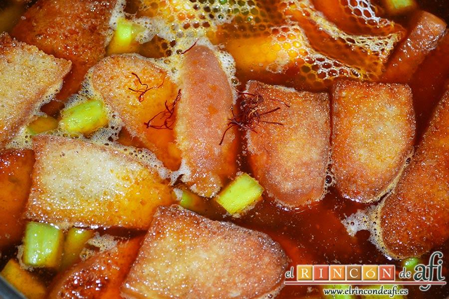 Sopa de espárragos verdes, añadir el caldo de pollo y el azafrán