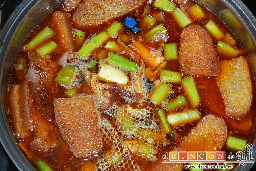 Sopa de espárragos verdes, remover, tapar el caldero y cuando empiece a hervir bajamos el fuego y dejamos cocer unos veinte o veinticinco minutos hasta que los espárragos estén tiernos