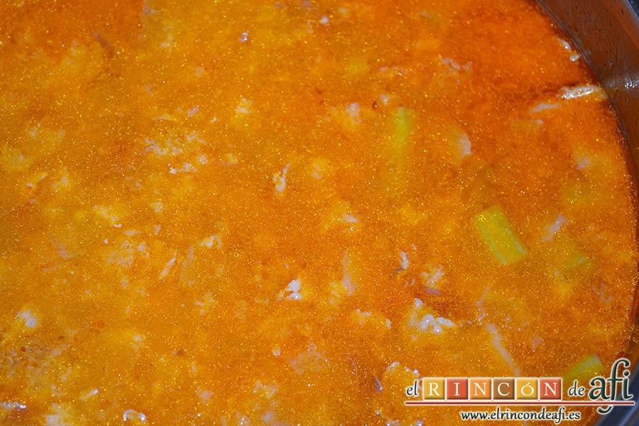 Sopa de espárragos verdes, con una varilla lo batimos durante un minuto