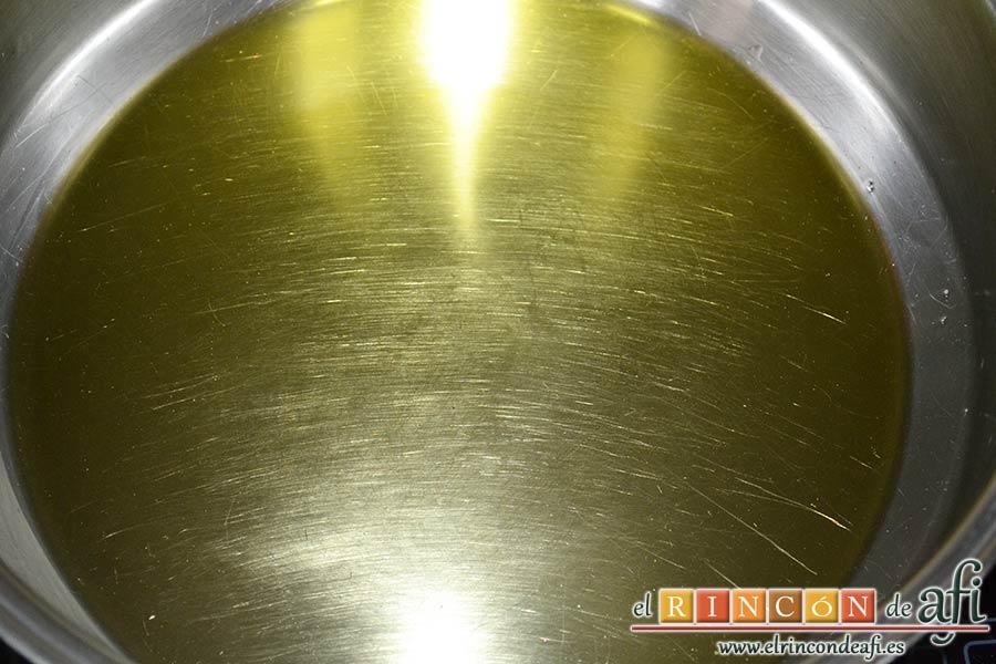 Sopa de espárragos verdes, poner en un caldero las cuatro cucharadas de aceite de oliva virgen extra