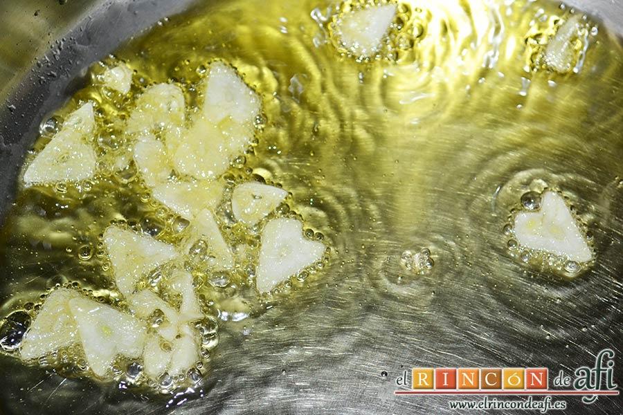 Sopa de espárragos verdes, cuando esté caliente retiramos el caldero del fuego y echamos el diente de ajo laminado