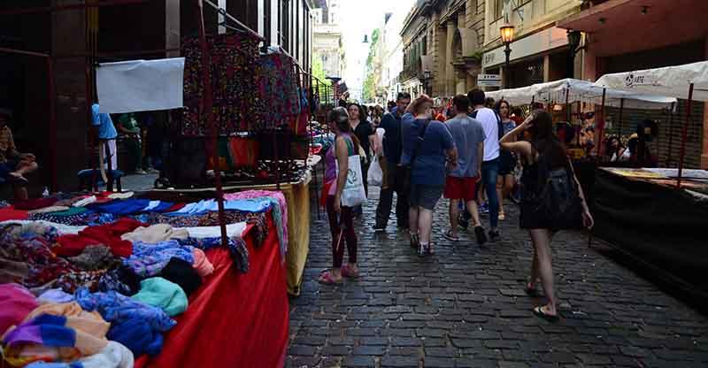 La Calle Defensa en Buenos Aires