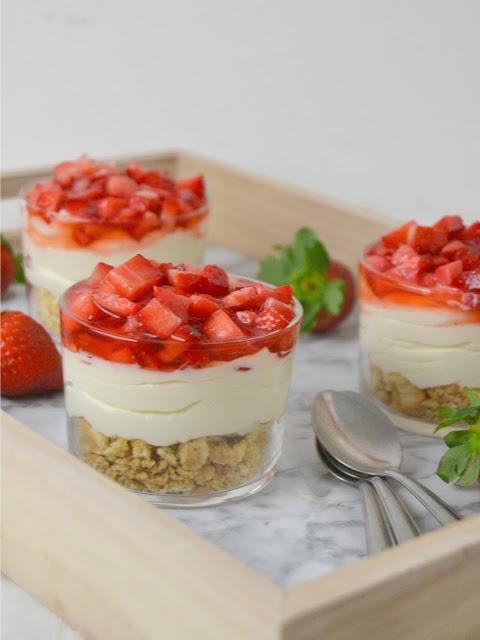 Tarta de queso con fresas en vasitos 02