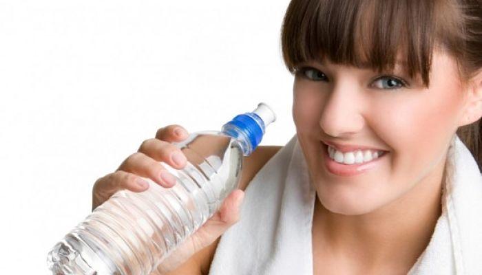 beber suficiente agua ayuda a eliminar celulitis