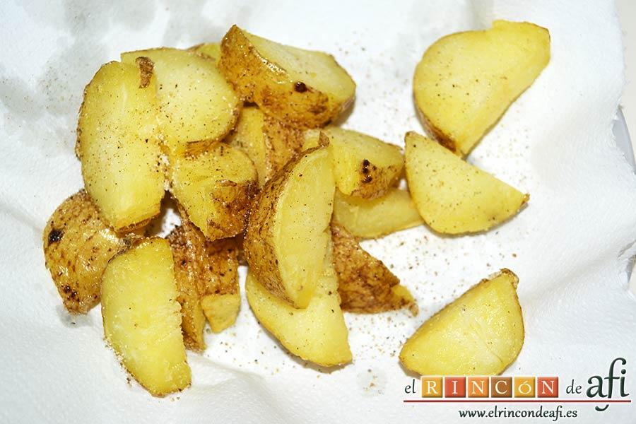 Filetes de corvina con costra de parmesano, acompañar por ejemplo con unas papas gajo