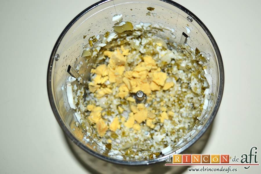 Filetes de corvina con costra de parmesano, tras triturar ligeramente añadir las yemas